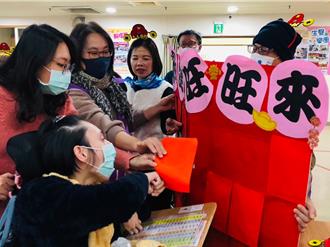 元宵將至 八里教養院志工助身障院生DIY蛇年提燈