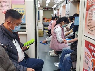 雲林捐血送龍蝦！民眾擠爆廣福宮 排隊要花半小時