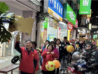 新北泰山元宵踩街隊伍似金蛇 長者提燈舞獅迎新春
