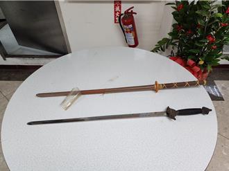 不滿鄰居曬衣爆衝突 阿伯持劍傷人遭逮送辦