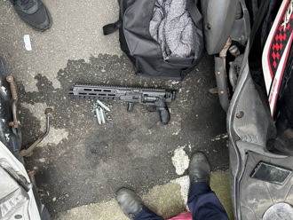 新北警臨檢旅館逮4毒蟲 現場驚見鎮暴槍