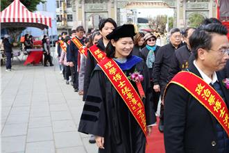 頭份市永貞宮2／9士子開中門 16位優越士子接受喝采