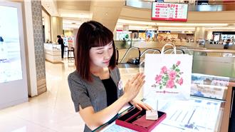 百貨情人節挑禮精省 對戒香氛6折起、滿額折抵再送玫瑰