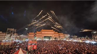 台南聖母廟煙火吸數十萬人潮 交通癱瘓 市長也塞車陣3小時