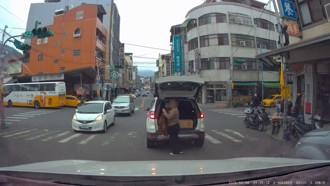 轉角遇到「大違規」 囂張停路中還慢慢穿外套！傻眼