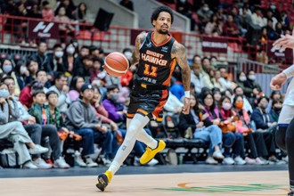 PLG》飞雷神关键6罚俱中 台钢猎鹰斩断领航猿5连胜气势