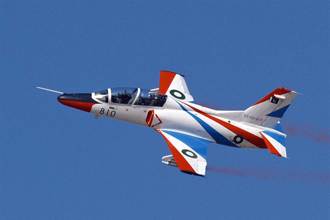 陸造練-8噴教練機在辛巴威墜毀 飛行員不幸身亡