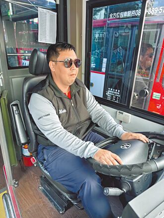 高雄無障礙公車升級 3暖心駕駛長獲表揚