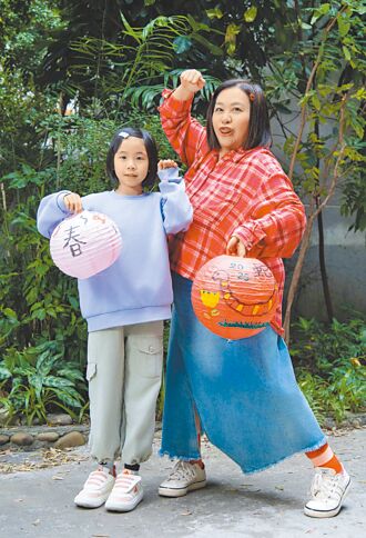 鍾欣凌帶二寶炒熱娘家