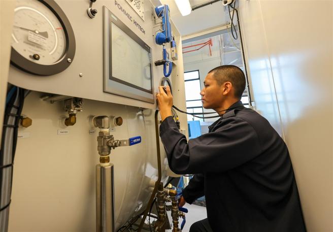  水械专长班115期进行「水面氧气减压训练」，学员在具备相关减压程序学理基础上，进一步实施减压舱实作，透过实际控制与监测减压舱的各项功能，掌握减压程序要领。（记者谢承宏摄）