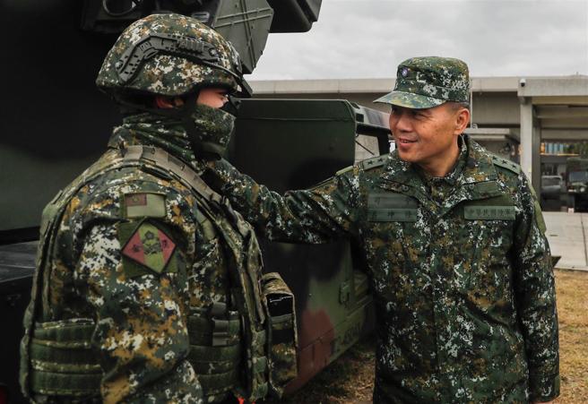 陆军司令吕坤修上将视导北部地区部队，期提升部队整体战力。（陆军司令部提供）