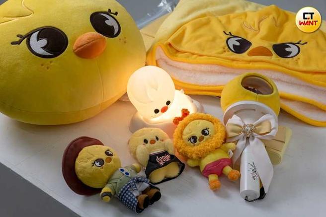 Cindy最喜欢Stray Kids成员Felix，周边收藏几乎都是代表Felix的小鸡BbokAri商品，包括抱枕、夜灯、手灯套、毛毯、娃娃等。（图／焦正德摄）