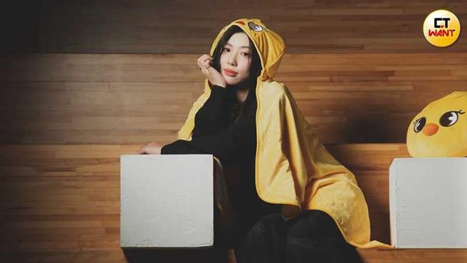 个性有些社恐的Cindy，从没想过会因为追星，多了能每天聊天的朋友。（图／焦正德摄）