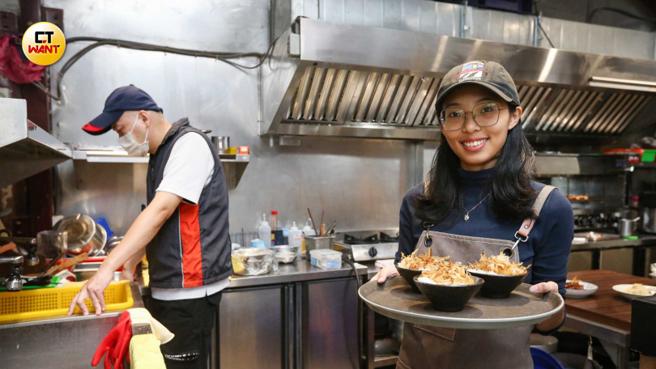 「浪金山」在磺港接手歇業漁村，結合當地食材的創新料理深得遊客好評。（圖／趙世勳攝）