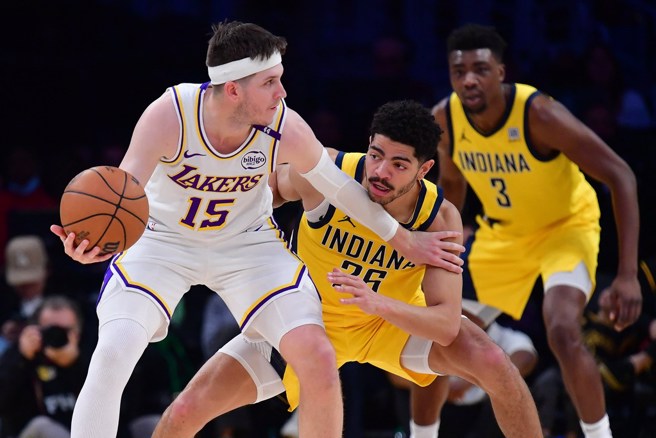 里夫斯(左)一手架開薛波德防守，一手運球準備傳出。(路透)