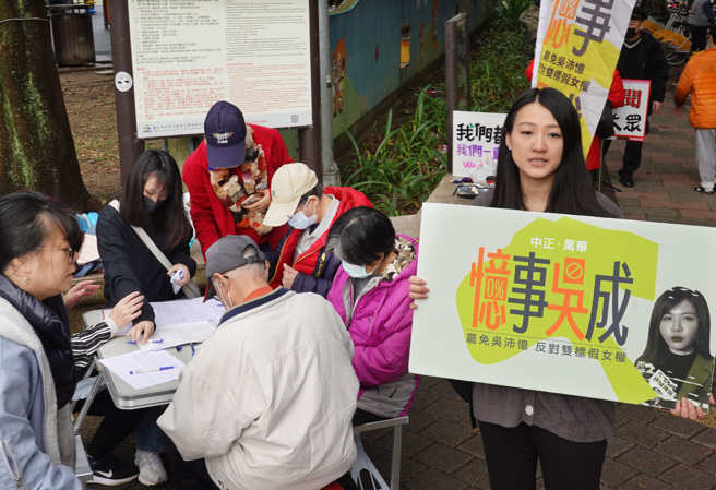 「忆事吴成」罢免吴沛忆行动1日在北市青年公园旁国光市场前进行，不少民眾前往连署，图右为「忆事吴成」召集人刘思吟。（资料照／姚志平摄）