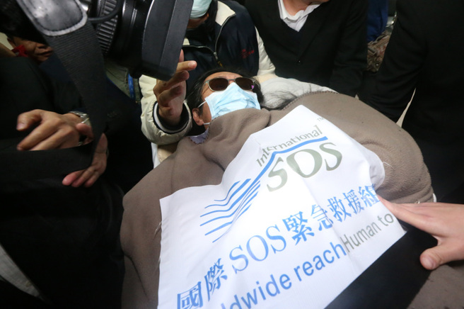 黄安2016年搭乘医疗专机返台紧急开刀。（图／中时资料照）