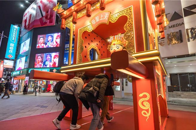 元宵節下周三登場，台北市公廟紛紛響應，推出元宵應景活動，像是燈謎擂台、發放限量蛇年錢母以及「鑽轎腳」燈組，讓民眾體驗傳統文化儀式，祈求安康。（台北市觀傳局提供）