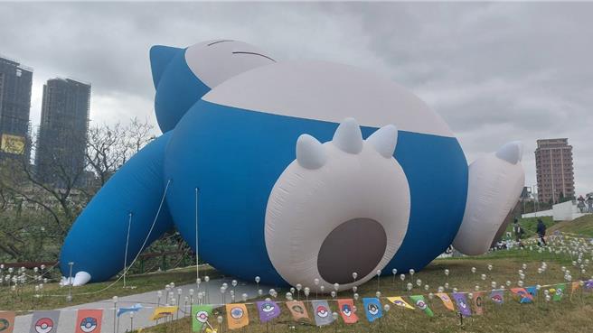 超过10公尺高的卡比兽躺在青塘园旁超吸睛，吸引游客争相拍照打卡。(警方提供／蔡依珍桃园传真)