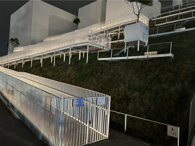 许多游客走进儿童美术馆的Z字型步道，登高拍超过10公尺高的卡比兽。(警方提供／蔡依珍桃园传真)