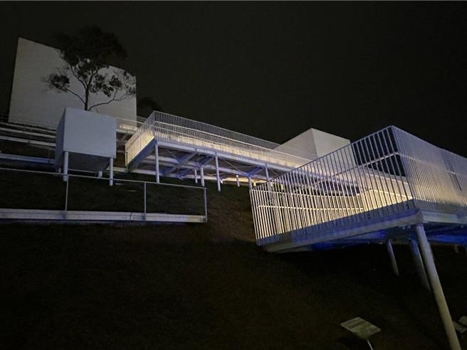 许多游客走进儿童美术馆的Z字型步道，登高拍超过10公尺高的卡比兽。(警方提供／蔡依珍桃园传真)