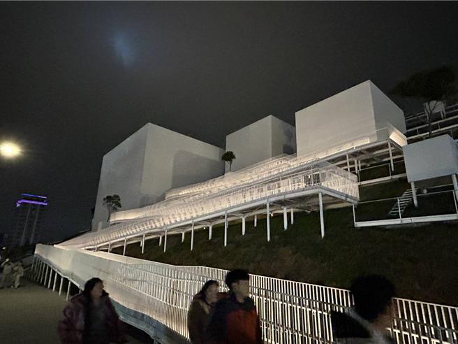 许多游客走进儿童美术馆的Z字型步道，登高拍超过10公尺高的卡比兽。(警方提供／蔡依珍桃园传真)