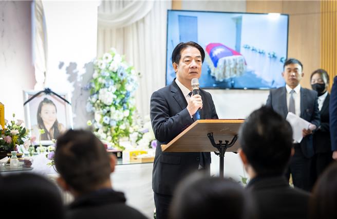 赖清德总统今天上午前往臺中出席公奠，并颁授旌忠状，承诺国防部一定会尽力协助及照顾家人，并继续坚定地保家卫国。（总统府提供）