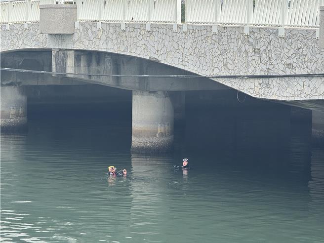 搜救人员下水打捞。（洪靖宜摄）