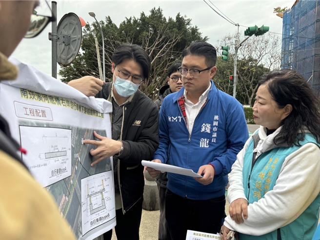 桃园市芦竹区的南崁溪水岸自行车步道，每逢自行车要穿越时都要停下来按号志钮，也因时常车流量大造成行人安全疑虑，在民代争取下将建设河底桥下穿越道。（姜霏摄）