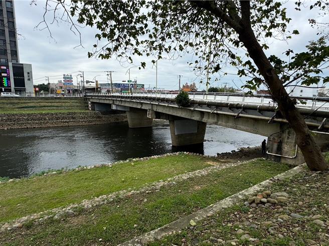桃园市芦竹区的南崁溪水岸自行车步道，每逢自行车要穿越时都要停下来按号志钮，也因时常车流量大造成行人安全疑虑，在民代争取下将建设河底桥下穿越道。（姜霏摄）