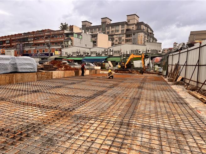 桃园市忠贞市场过去因摊贩自盖顶棚，长期占用龙平路、中山路国有地违法做生意，导致垃圾车无法进入清运，造成市场乱象，桃园市经济发展局租用市六用地当临时市场，原先规画约40摊，因摊贩需求增加，经说明会讨论决议增加至60摊。（经发局提供／廖姮玥桃园传真）