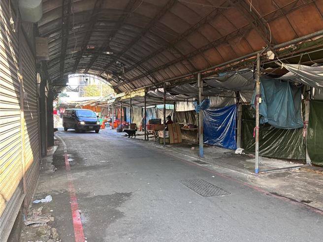 桃园市忠贞市场过去因摊贩自盖顶棚，长期占用龙平路、中山路国有地违法做生意，导致垃圾车无法进入清运，造成市场乱象，桃园市经济发展局租用市六用地当临时市场，原先规画约40摊，因摊贩需求增加，经说明会讨论决议增加至60摊。（经发局提供／廖姮玥桃园传真）