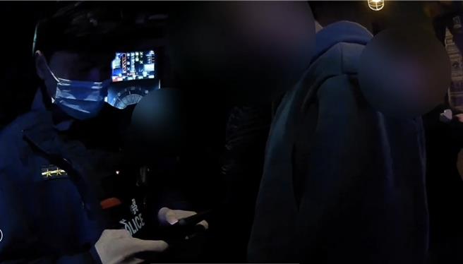 桃園區中山路上一間酒吧今凌晨發生酒客衝突，警方快打部隊獲報3分鐘內到場制止。（翻攝照片）