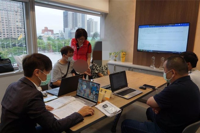 捷顺交通2023年底传出财务困难，遭积欠薪资的员工向市议员张芬郁陈情。（图／张芬郁提供）