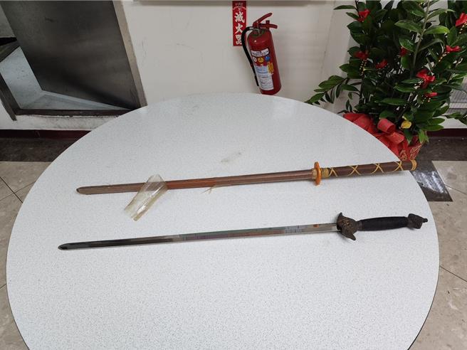警方查扣一把木剑和未开封的铁件，讯后依伤害罪将嫌犯移送法办。（警方提供）