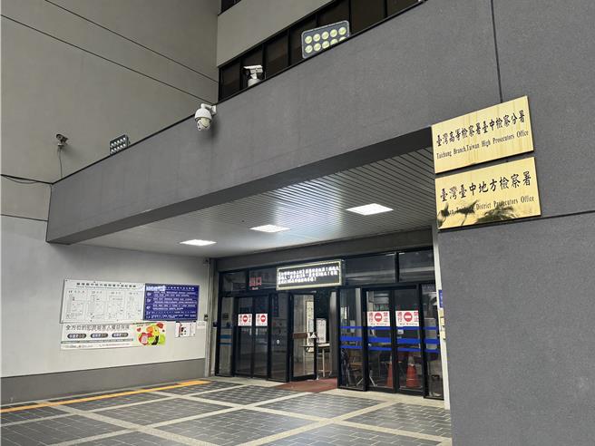 台中市7旬張姓老翁疑似與哥哥有爭產糾紛，去年12月間竟朝哥哥潑鹽酸並持刀砍傷哥哥全身多處，檢方近日依殺人未遂偵結起訴。（潘虹恩攝）