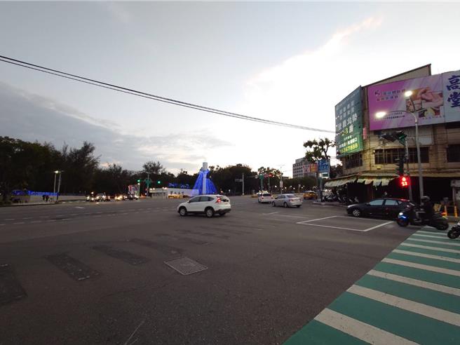 台中市西屯区台湾大道、东大路口经交通工程改善后，市议员陈俞融质疑事故率不减反增。（图／陈俞融提供）