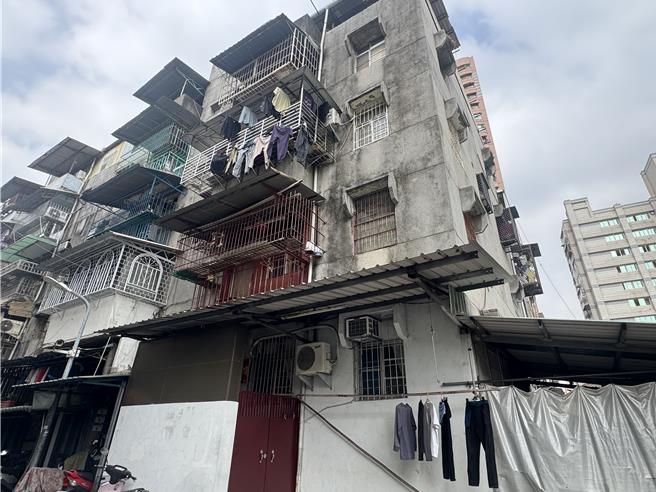 传凶嫌家中有「死亡笔记」，内容写了5个人的名字。（洪靖宜摄）