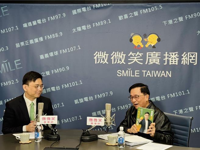 監察院長陳菊子弟兵、綠委賴瑞隆（左）今（9）日接受前總統陳水扁（右）專訪時透露，陳菊恢復狀況良好，準備要出院了。（賴瑞隆服務處提供）