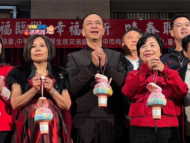 全台掀起大罢免风潮，国民党除祭出以罢制罢，党中央也定调新会期将推出多项民生法案，国民党党主席朱立伦（中）9日指出，台湾面临最大挑战是AI战和贸易战，对于现状，如何改变、面对挑战，是关键时刻。（潘虹恩摄）