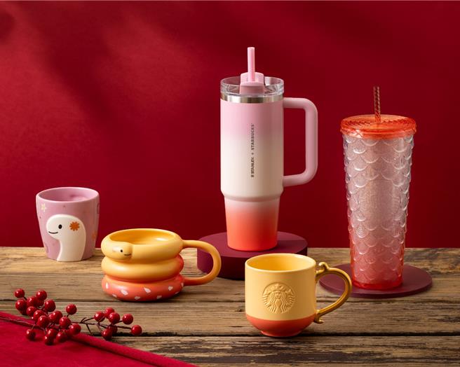 星巴克推多款蛇年杯款，让民眾新的一年好运满满。（星巴克提供／朱世凯台北传真）