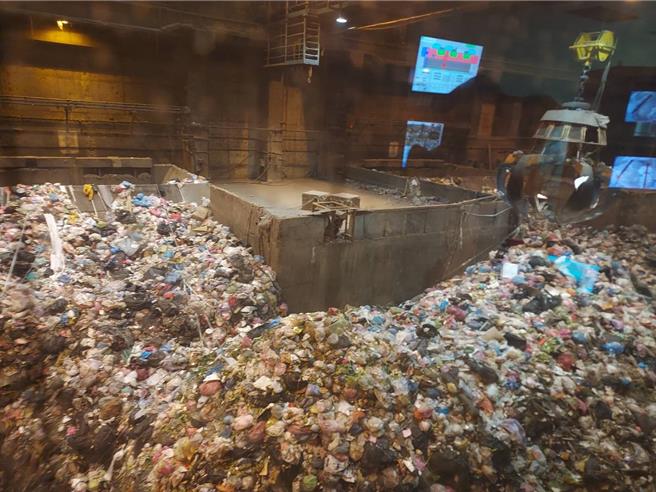 警方到焚化炉搜索。（翻摄照片／洪靖宜高雄传真）