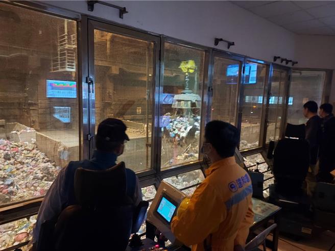 警方到焚化炉搜索。（翻摄照片／洪靖宜高雄传真）