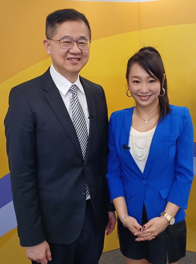 台湾运彩总经理林博泰（左）上时来运转节目，与主持人吕佳宜谈运彩眉角。（林胜发摄）