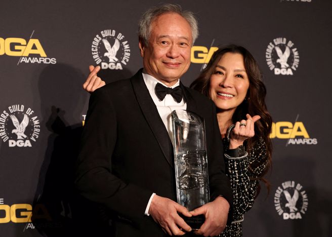 李安荣获美国导演工会奖（DGA）终身成就奖，由杨紫琼担任颁奖人。（图／路透社）