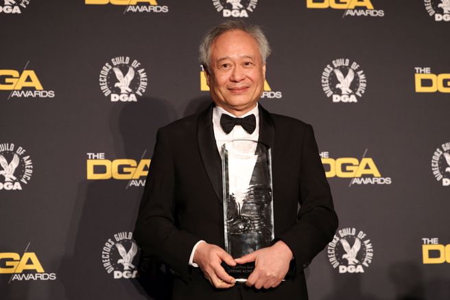 李安荣获美国导演工会奖（DGA）终身成就奖，由杨紫琼担任颁奖人。（图／路透社）
