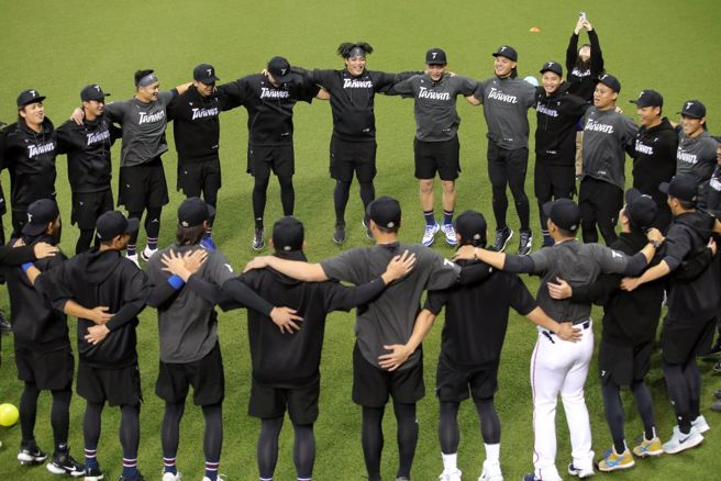 世界棒球经典赛资格赛，中华队在台北大巨蛋展开集训，喊口号凝聚团队士气。（报系资料照）