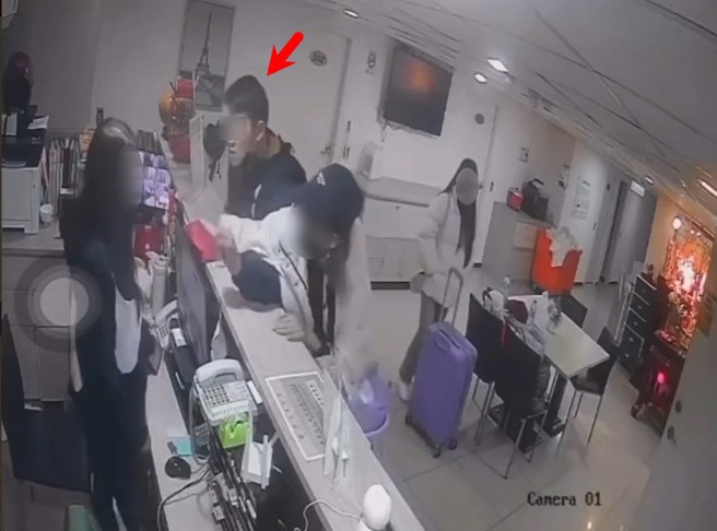 男子居住旅館不滿11點要退房，超時還不付費，大鬧櫃台遭報警。（翻攝爆料公社）