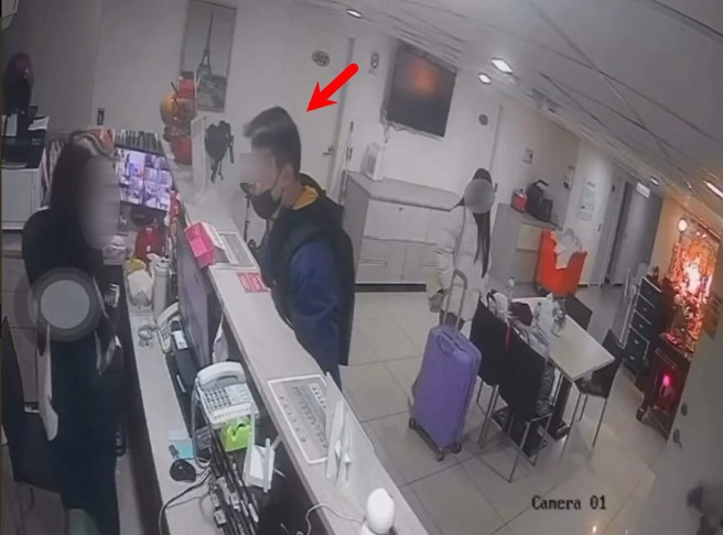 男子居住旅館不滿11點要退房，超時還不付費，大鬧櫃台遭報警。（翻攝爆料公社）