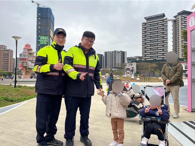 2025台灣燈會在桃園，試營運期間遇到寒流來襲，民眾不畏橙色低溫警報前往賞燈，龜山警貼心送上暖暖包。(翻攝照片／蔡依珍桃園傳真)